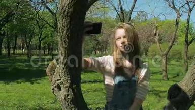 一个十几岁的<strong>女孩</strong>坐在一棵树上，拿着一部电话。 一个穿破牛仔裤的<strong>女孩</strong>自拍。 公园里漂亮的<strong>女孩</strong>。